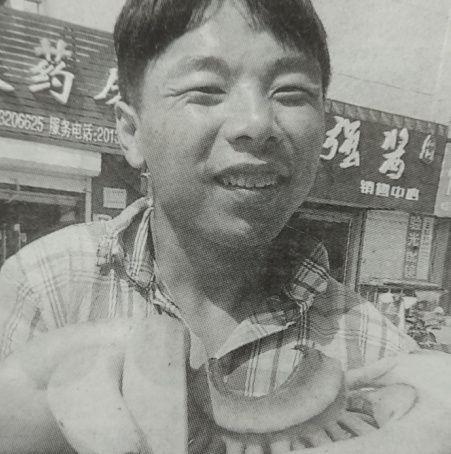 滄州：腦癱小伙“練攤兒”撐起一個(gè)家