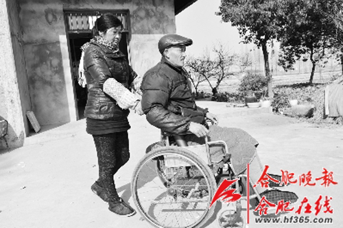 15年，她用愛呵護(hù)輪椅上的丈夫
