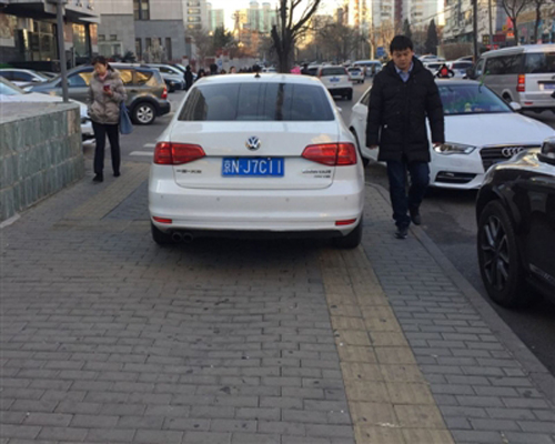 2017年12月21日，隨便停放的汽車擋住了北京朝陽區安苑路上盲道。