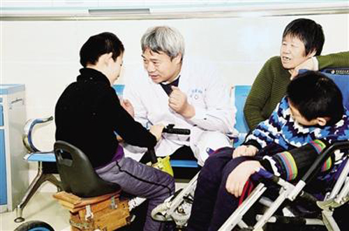 宋兆普為一對雙胞胎患兒鼓勁加油