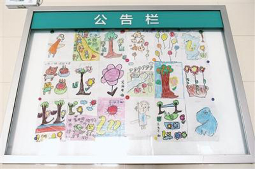 醫院走廊張貼著腦癱患兒的繪畫作品