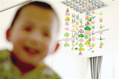 病房內懸掛著醫護人員折疊的紙鶴