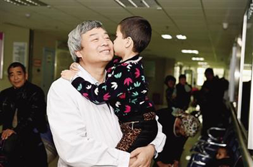 一名患兒親吻宋兆普