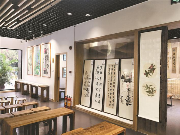 部分作品。 深圳晚報記者 羅典 攝