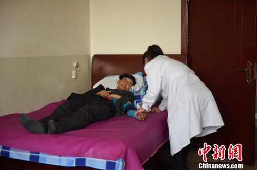 今年47歲的樊彩風(fēng)作為小店區(qū)中心敬老院唯一的專業(yè)醫(yī)師。　趙娟 攝