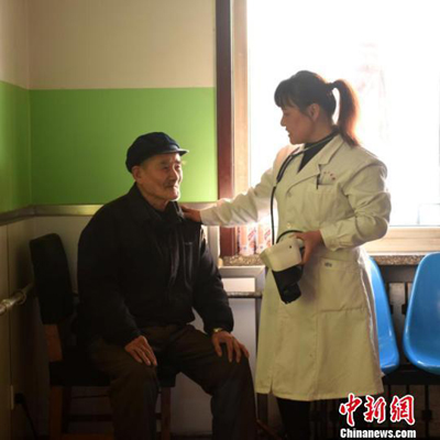 “她就是一名最平凡崗位上講奉獻(xiàn)、重實(shí)干的時(shí)代新人。”敬老院里的老人如此評(píng)價(jià)樊彩風(fēng)。　趙娟 攝