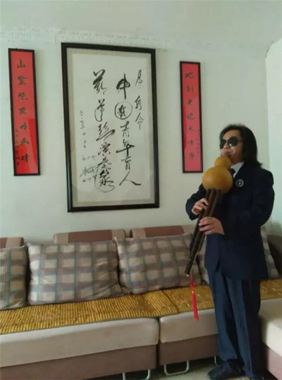 中國(guó)青年盲人葫蘆絲演奏家何令