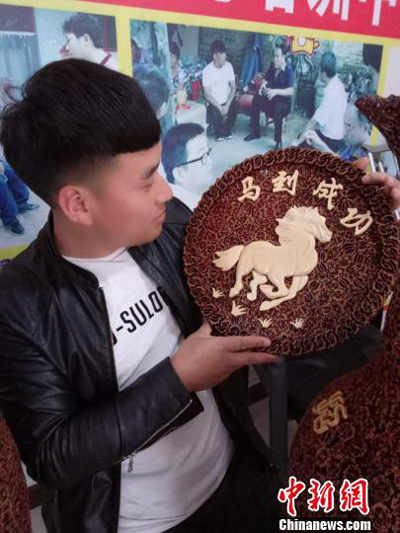 陳靈濤制作的山核桃工藝品。　喬娜　攝