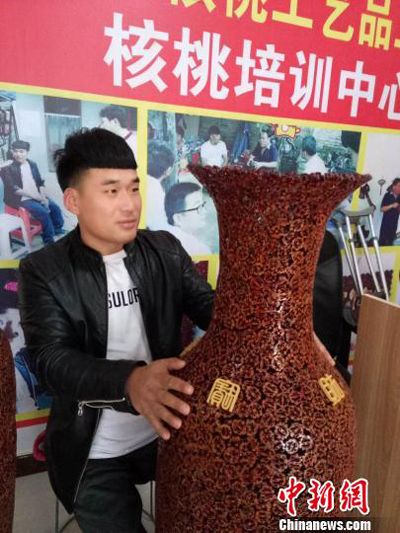 陳靈濤制作的山核桃工藝品?！棠?攝