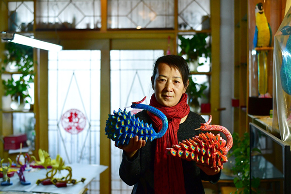 1月3日，在河南省鄭州市的家中，蔡建華展示紙雕作品《天鵝》。