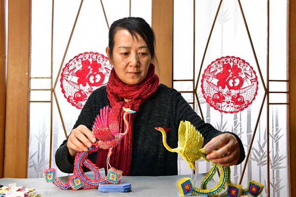 1月3日，在河南省鄭州市的家中，蔡建華展示紙雕作品《鳳凰》。