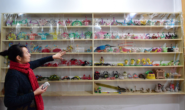1月3日，在河南省鄭州市的家中，蔡建華在展示她制作的紙雕作品。