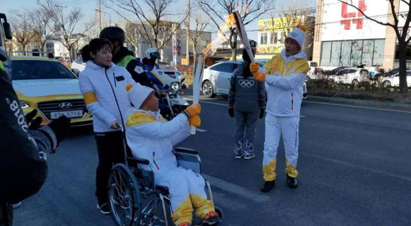 “倒立男孩”傳遞平昌冬奧火炬