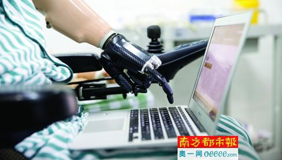 劉先生控制仿生手在電腦鍵盤上敲下自己的名字。