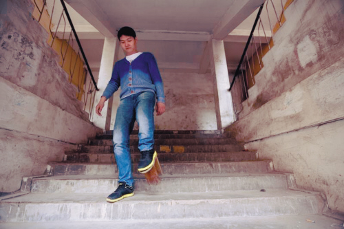 兩腿相差23厘米 他腳踩“板凳鞋”幫助殘疾人