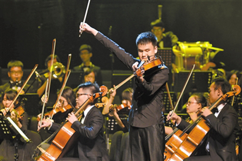 在廣州大劇院，盲人琴手王子安正在表演