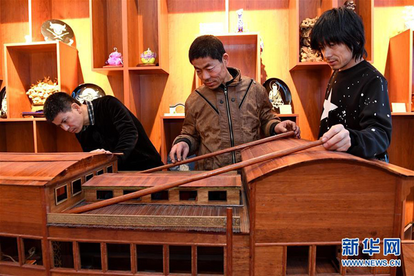 1月8日，張嘉弼、張嘉弢、張嘉強（從左至右）在研制木船模型。