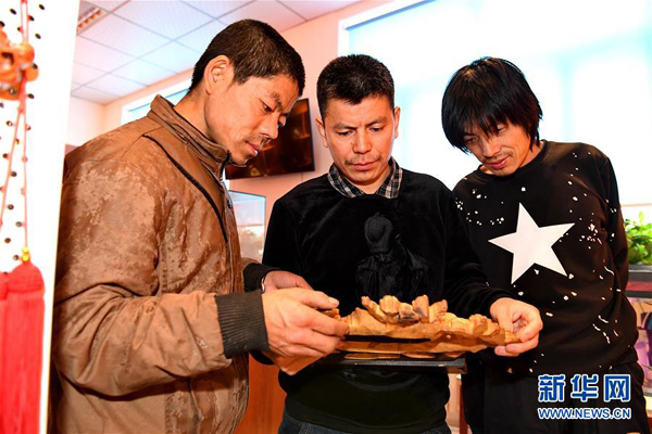 1月8日，張嘉弢、張嘉弼、張嘉強（從左至右）商量雕刻技法。