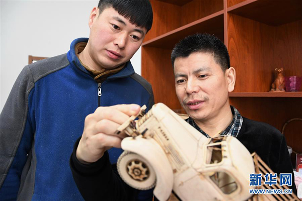 1月8日，張嘉弼（右）向學員傳授手工技藝。