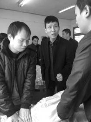 教中醫康復保健專業的盲人特教教師郭洋（中）。圖/受訪者提