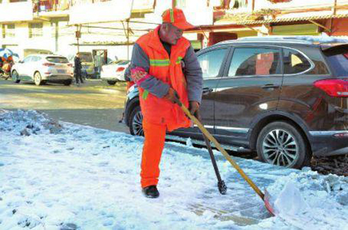 1月8日下午,在西安市蓮湖區豐衍路,殘疾保潔員尚五一拄拐賣力地鏟雪,他的速度一點也不比同事慢 華商報記者 強軍 攝