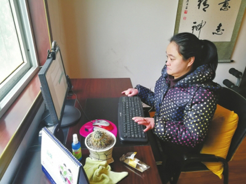 陳媛在電腦前專心創作。