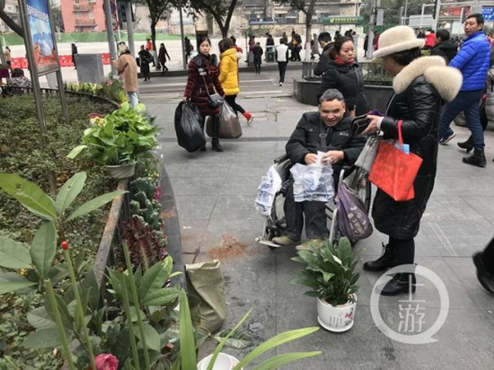 張鋒和顧客聊天