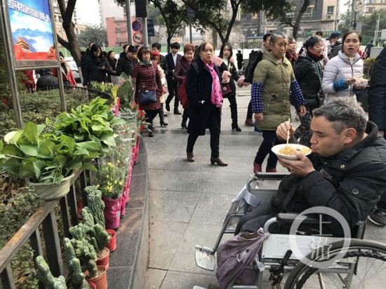 每個擺攤的中午，張鋒都只是一碗小面。