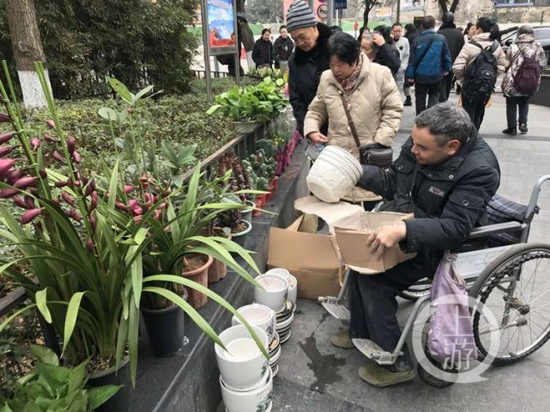 小什字路口的賣花郎 “站立”在輪椅上的人生