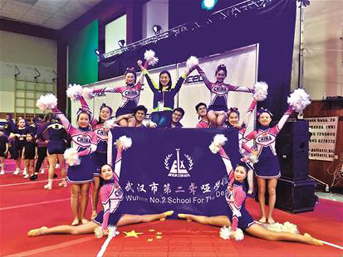 奪冠后，李楨老師（后排右五）和隊員們合影