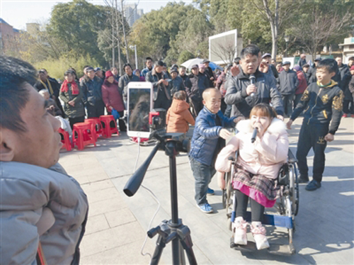 網絡直播引來圍觀。