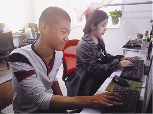 當上電商客服后的李立，變得開朗自信。