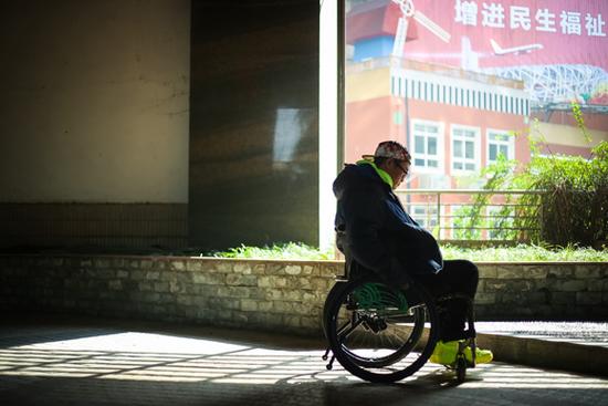 輪椅教師 在倒計時的時光里喚醒自己