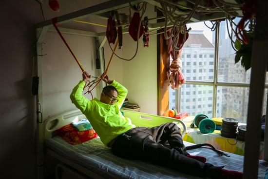 輪椅教師 在倒計時的時光里喚醒自己