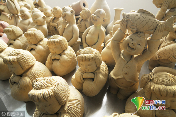 山東菏澤聾啞農(nóng)村娃愛(ài)玩泥巴 無(wú)聲世界里做陶藝