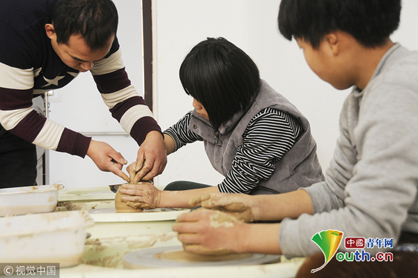 山東菏澤聾啞農(nóng)村娃愛(ài)玩泥巴 無(wú)聲世界里做陶藝