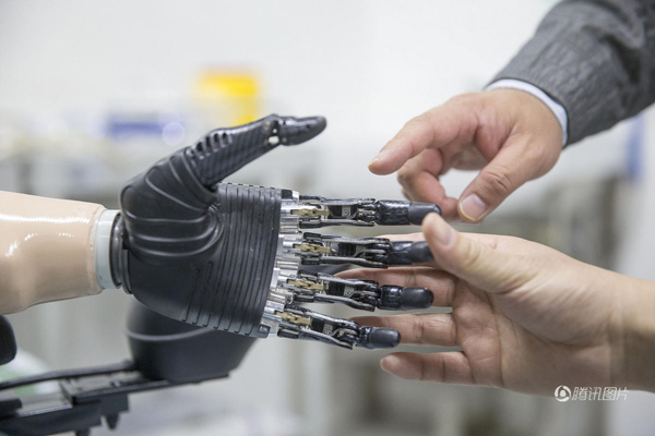 殘疾人裝上智能仿生手 能用電腦刮胡子