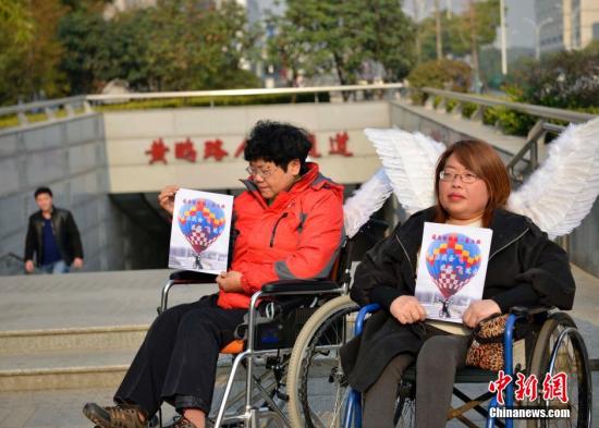 資料圖：武漢肢殘者呼吁社會給殘疾人更多一些的關愛，讓殘疾人出行更方便。中新社發 張暢 攝