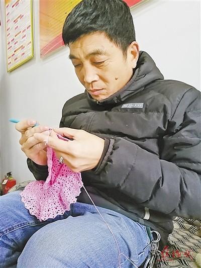 焦作一男子患殘疾玩起編織 一雙巧手賽“織女”