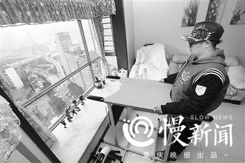 每天把自己固定起來站立3小時，為重走絲綢之路做準備。