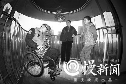高旭深情吹奏薩克斯金曲《回家》，感謝父母的關愛與支特。