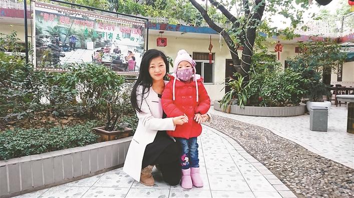 目前小穎和家人還住在深圳，這是扶蓉前去探望小穎時的合影。