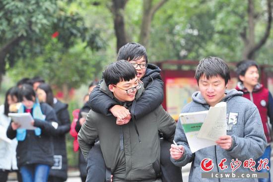 昨日中午下課后，秦鑫背著楊思凌和同學一起去食堂吃飯。長沙晚報記者 賀文兵 攝