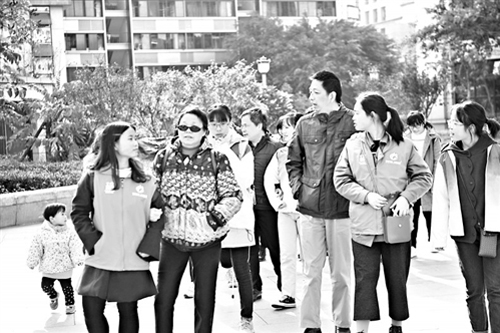 橄欖樹志愿者帶盲人逛公園