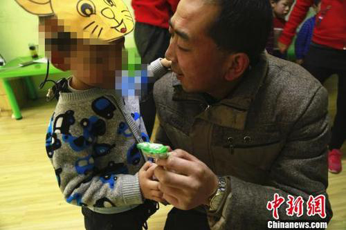 圖為馬軍與兒子馬晨軒交流。馬銘言 攝