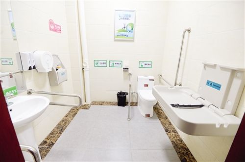 位于民族大道與濱湖路交叉路口的一個(gè)公共廁所配備了母嬰室和殘疾人廁所