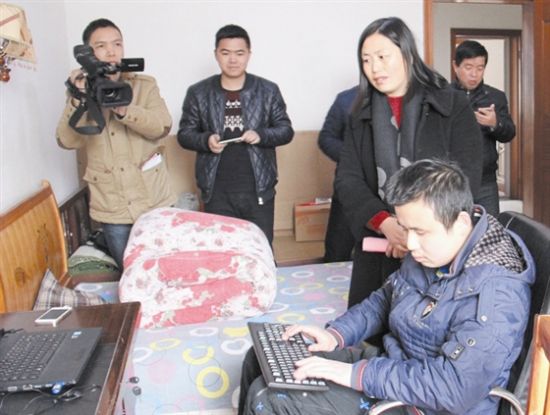 柯海操作電腦進行演示。