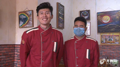 濟南“無聲川菜館”走紅 聾啞店主與顧客紙筆交流