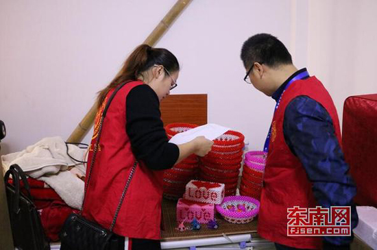 志愿者幫吳女士銷售手工制品