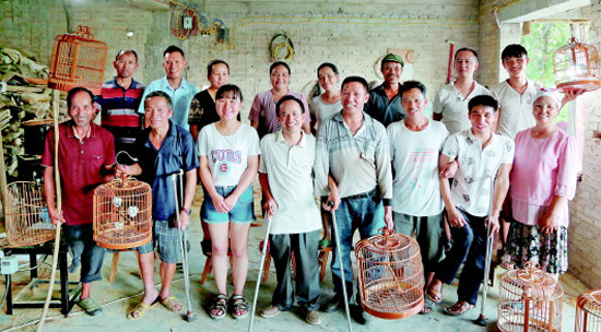 成坤鳥籠制作農民專業合作社的“全家?！?前排左四為張坤)。